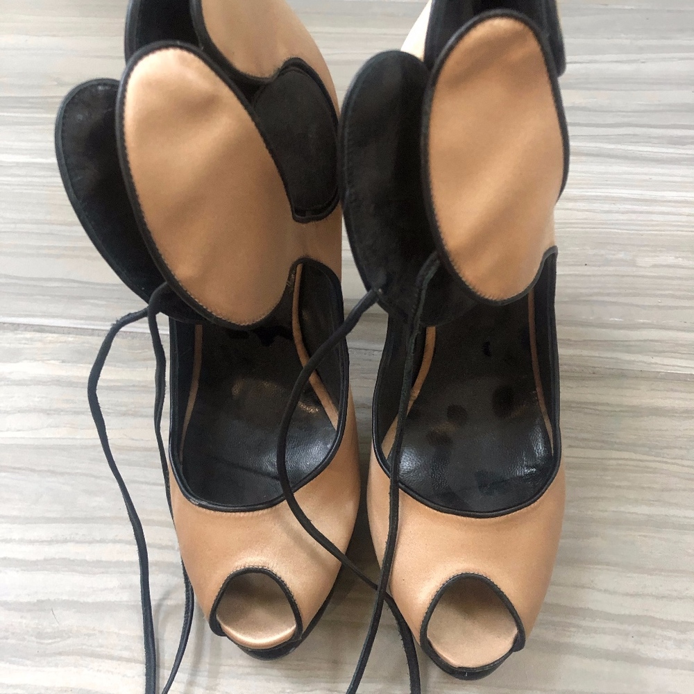 Georgina Goodman Amazing Blush Pink and Black Heel